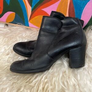 Black leather heeled Chelsea boots